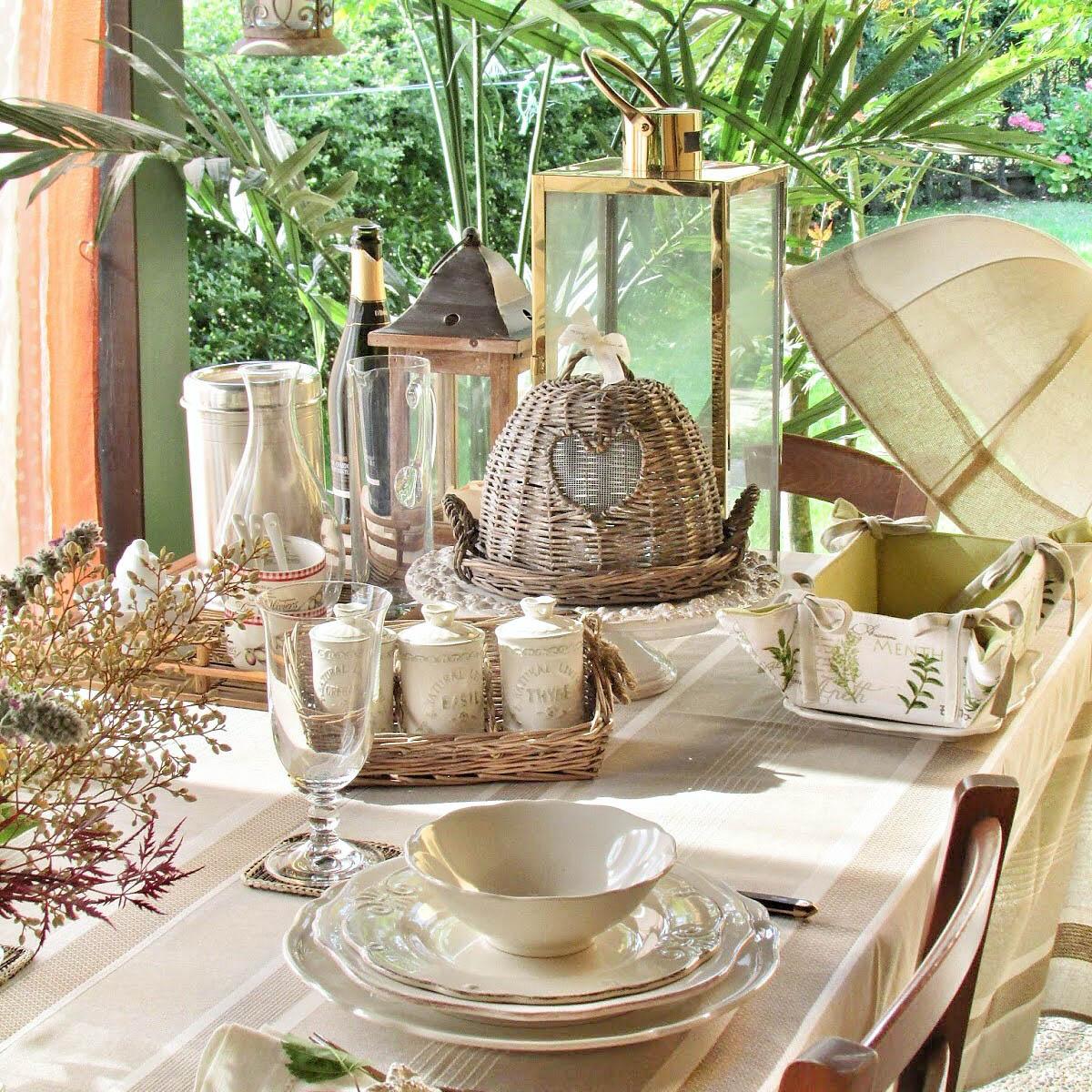Apparecchiare tavola in giardino: idee per una tavola estiva elegante